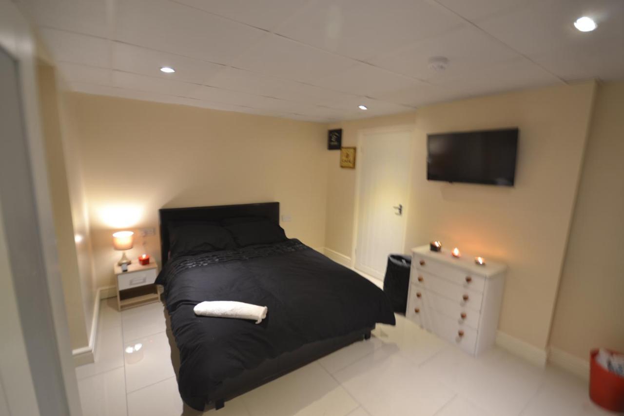 Premier Lodge Central Wolverhampton Room photo
